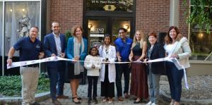 People cutting ribbon at Ascend Wellness Ribbon Cutting 