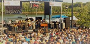 Photo a a crowd of People at a concert