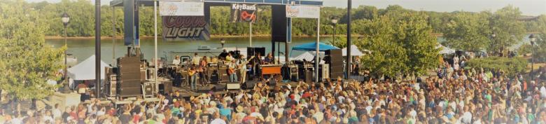 Photo a a crowd of People at a concert